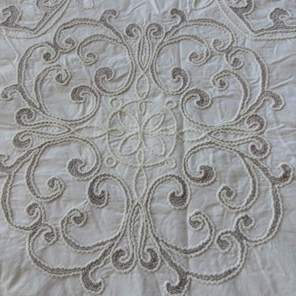 Luxury Embroidered Queen Duvet Cover – Hotel Collection Style –80” x 95” - Picture 4 of 10